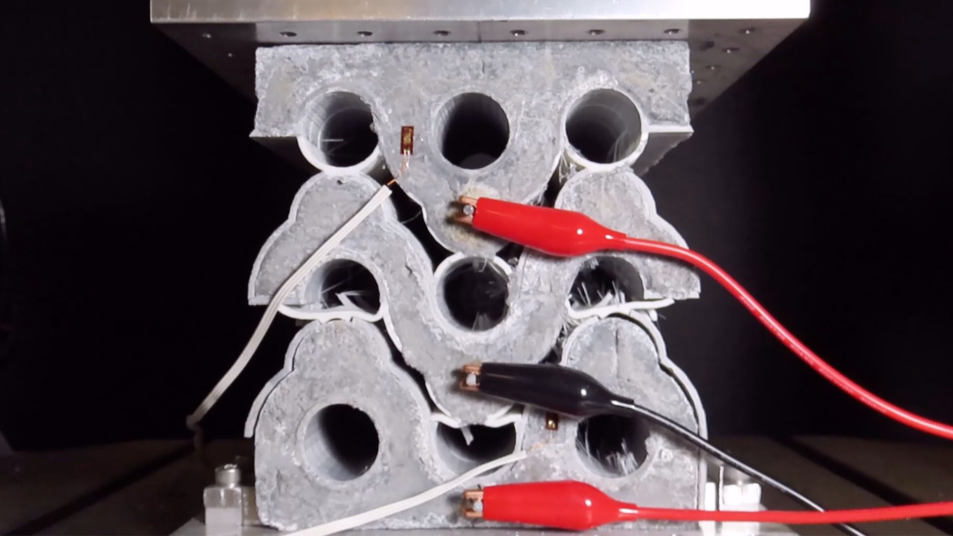 The metamaterial concrete under strain in an experiment